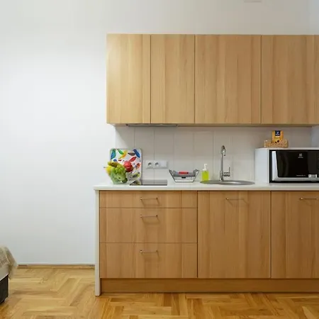 June C W/small Balcony Cracóvia