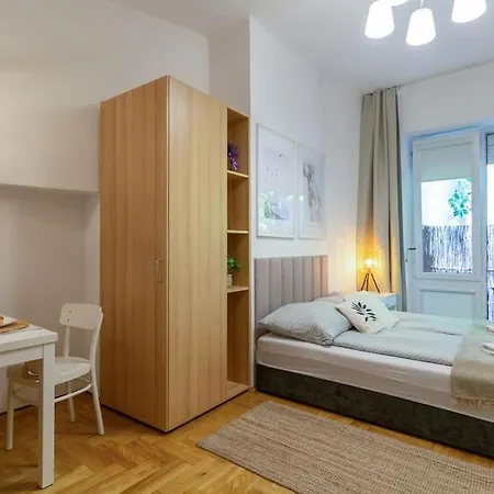 June C W/small Balcony Krakau