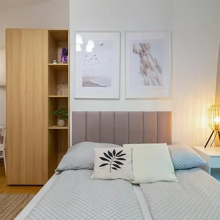 June C W/small Balcony Apartment *